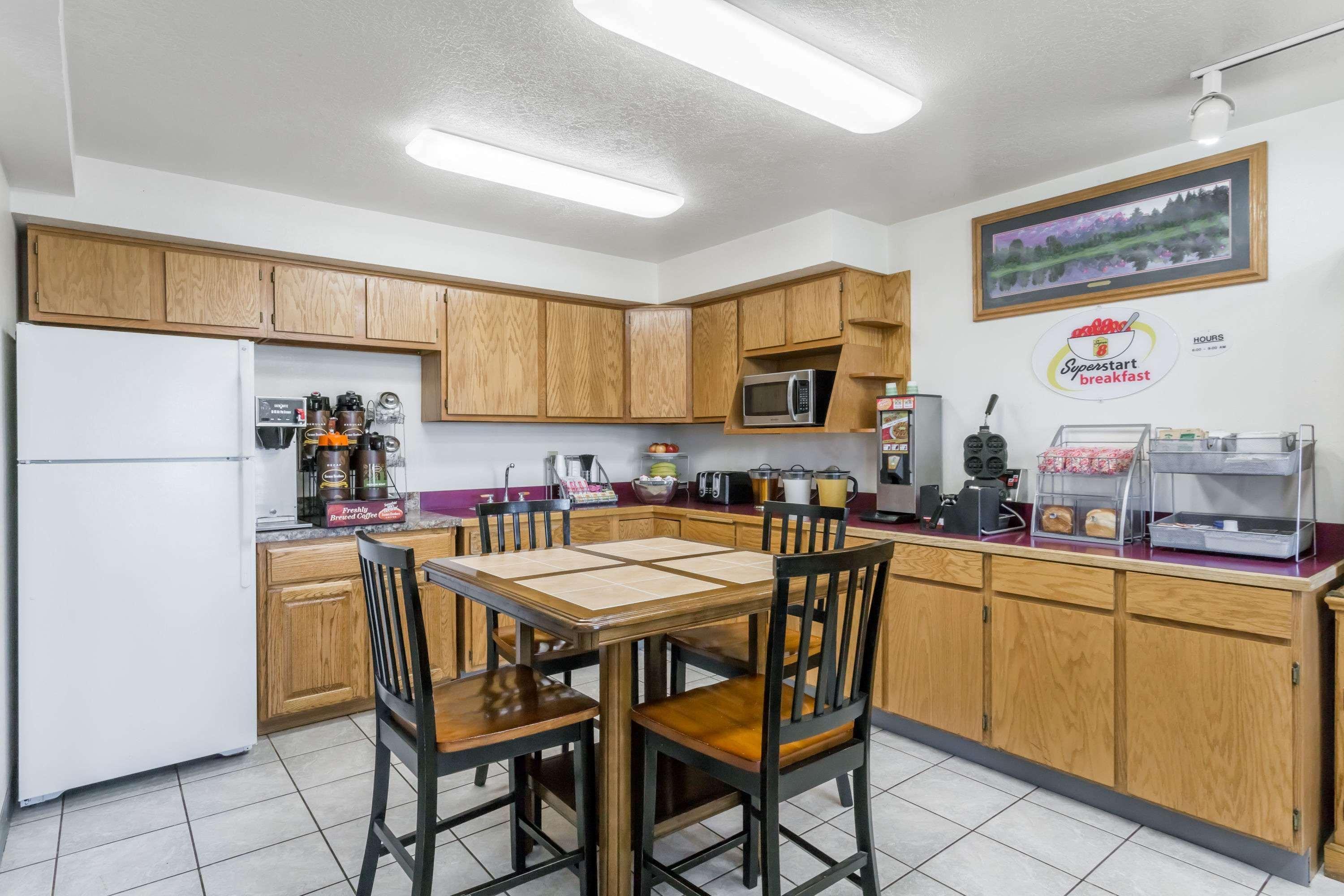 Super 8 By Wyndham Rexburg Hotel Luaran gambar